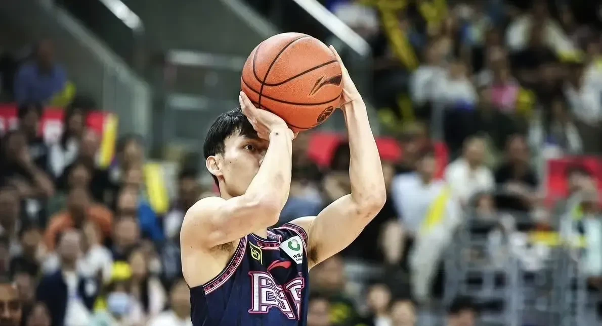 赛地聚焦——欧联赛前热度飙升，广东宏远止住颓势，压力陡增，更衣室氛围转暖的简单介绍-九游体育官网