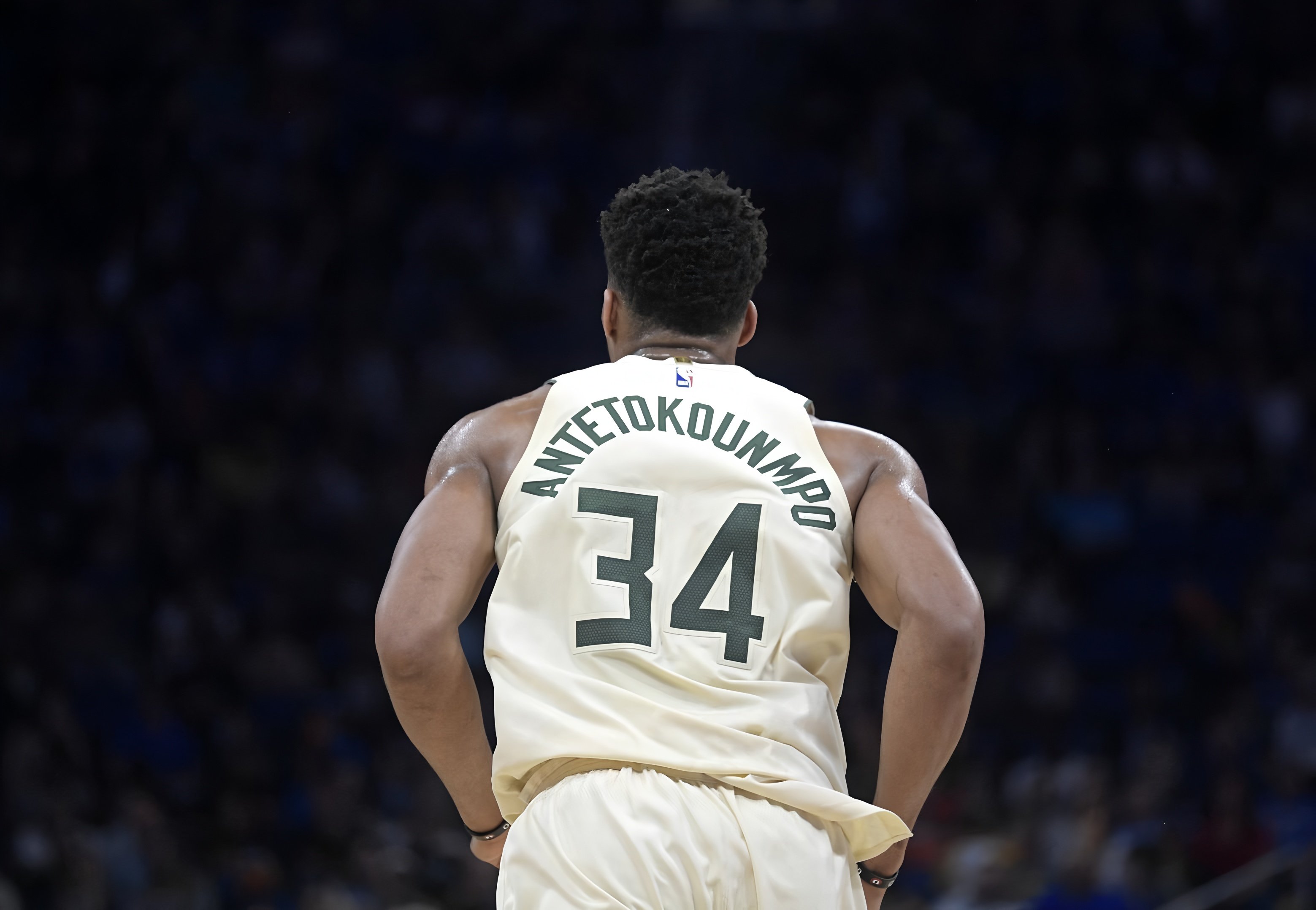 转折点密尔沃基雄鹿调整名单;欧冠转会期攻防权衡;赛场秩序良好;年轻球员得到机会的简单介绍 转折点密尔沃基雄鹿调整名单;欧冠转会期攻防权衡;赛场秩序良好;年轻球员得到机会的简单介绍