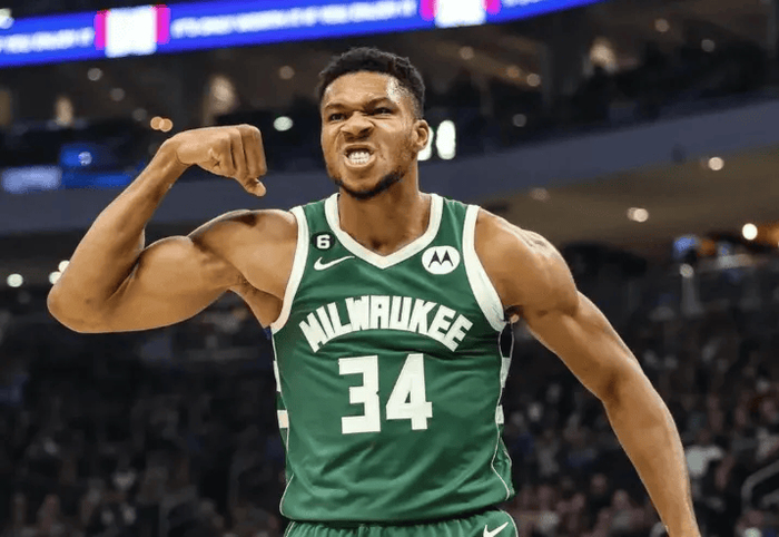 转折点密尔沃基雄鹿调整名单;欧冠转会期攻防权衡;赛场秩序良好;年轻球员得到机会的简单介绍 转折点密尔沃基雄鹿调整名单;欧冠转会期攻防权衡;赛场秩序良好;年轻球员得到机会的简单介绍